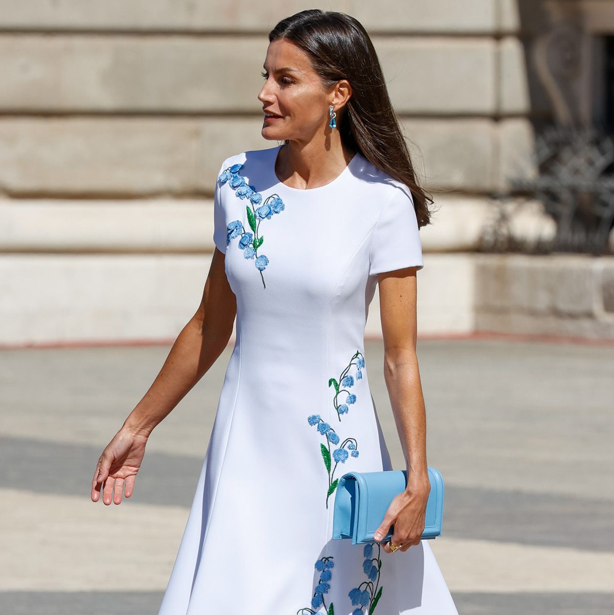 pistola representación asignar La reina Letizia: con nuevo vestido blanco de flores azules