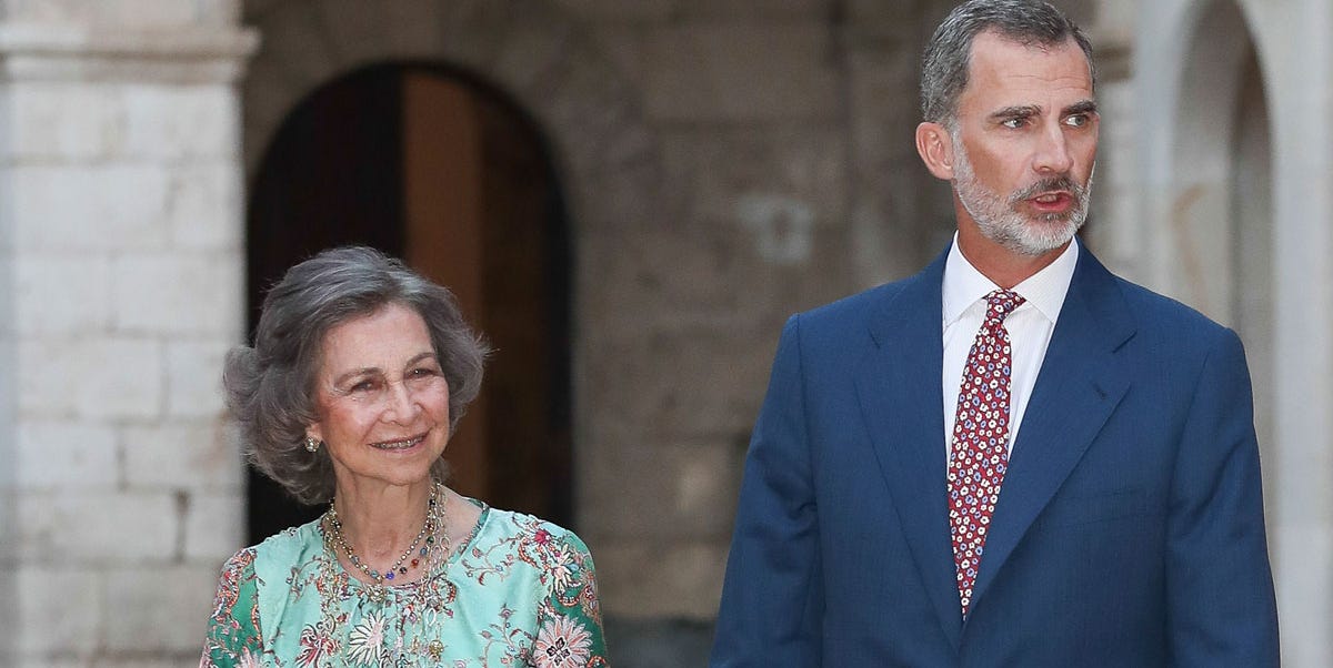 El rey Felipe VI y la reina emérita Sofía dan un paseo en
