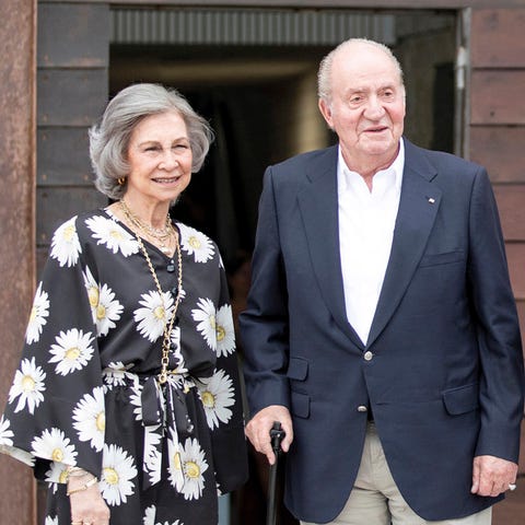 la reina sofía y el rey juan carlos posando sonriendo