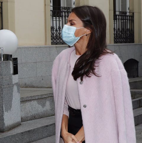 La reina Letizia, con un look de prendas recicladas de su armario, preside una entrega de premios de Banco Santander
