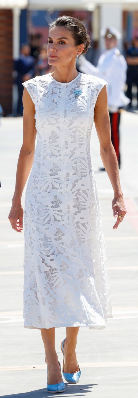 la esposa del rey felipe vi brilló con este vestido blanco de guipur y transparencias