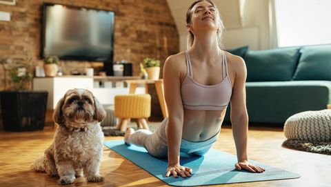 vrouw doet yoga met hond