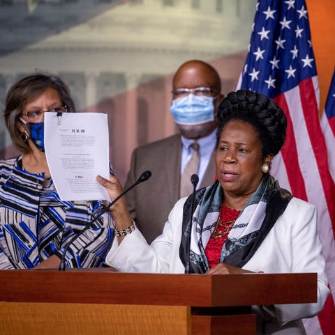 sheila jackson lee holding up hr 40