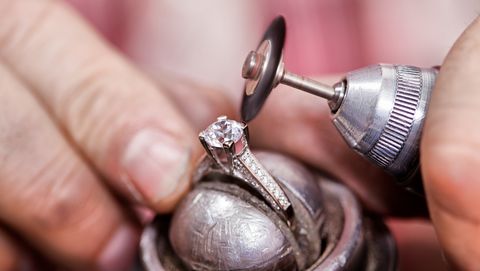 diamanten ring wordt gerepareerd