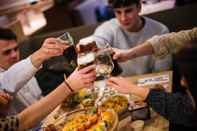 grupo de amigos brindando en una mesa de redbar,  el primer restaurante 24 horas de madrid