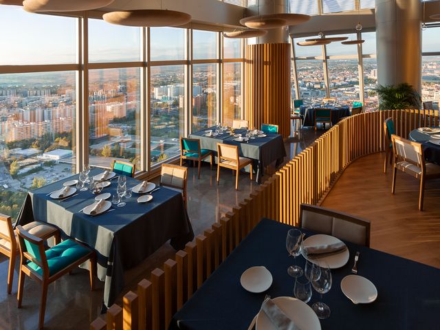 imagen de la sala del restaurante elkar con vistas a madrid