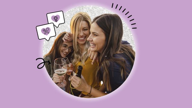 chicas de celebración riendo con copas en la mano restaurantes para celebrar el 8m, día de la mujer