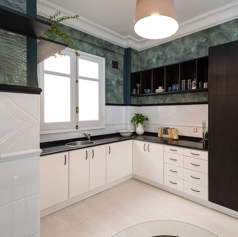 Cocina abierta decorada con papel pintado botánico