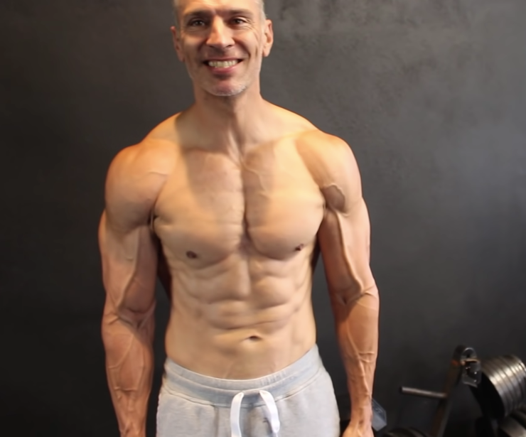 A Physique Coach Explains How He Walks to Get Shredded