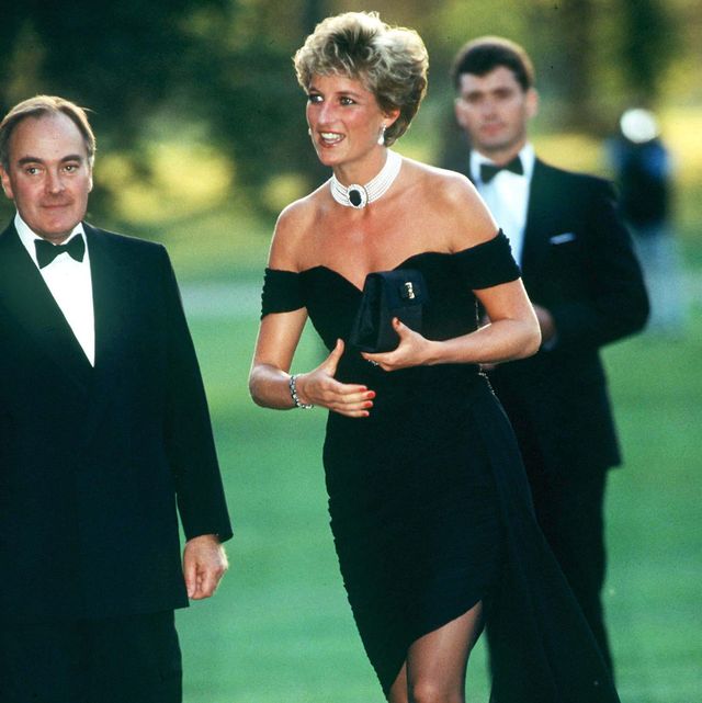 lady diana indossa un vestito corto nero , famoso per essere chiamato revenge dress, nel 1994, insieme a scarpe con il tacco e una collana di perle con al centro un grosso diamante blu