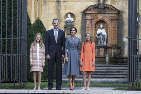 Reyes Felipe y Letizia y sus hijas Leonor y Sofía en su bienvenida a Oviedo