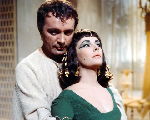 richard burton y elizabeth taylor abrazados en cleopatra
