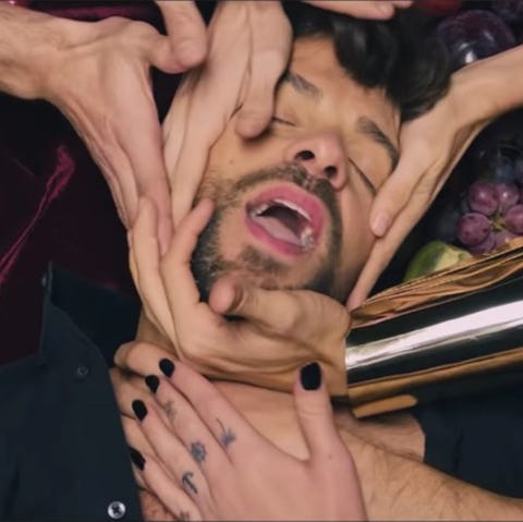 Ricky Merino en el videoclip de su single 'Miénteme'