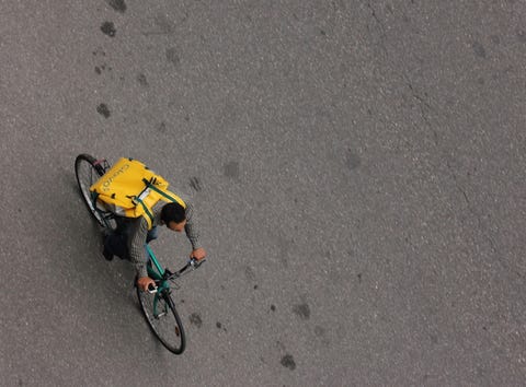 come.si.chia.quel.lavoro.delle.cosegne.di.cibo.con.la.bicicletta