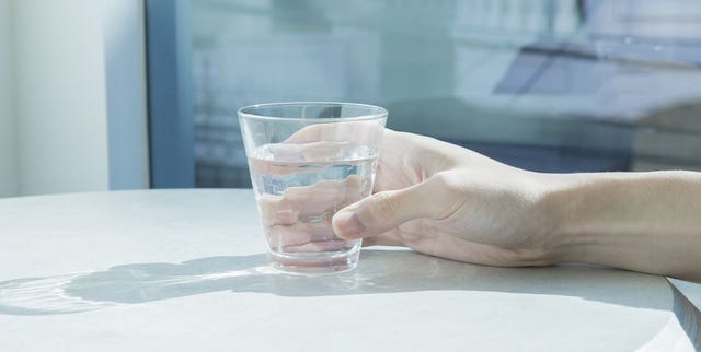 食事の前にコップ2杯の水を飲むと 体重が減るって本当