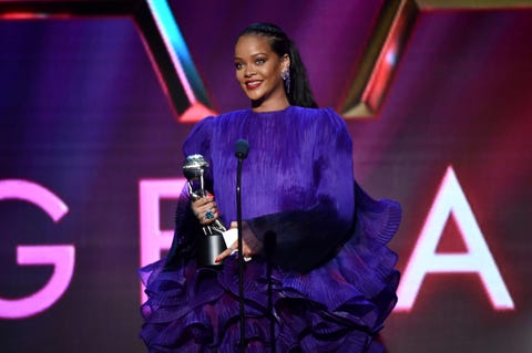 リアーナが電動スクーターで転倒 顔に負傷 ハーパーズ バザー Harper S Bazaar 公式 リアーナが電動スクーターで転倒 顔に負傷 ハーパーズ バザー Harper S Bazaar 公式