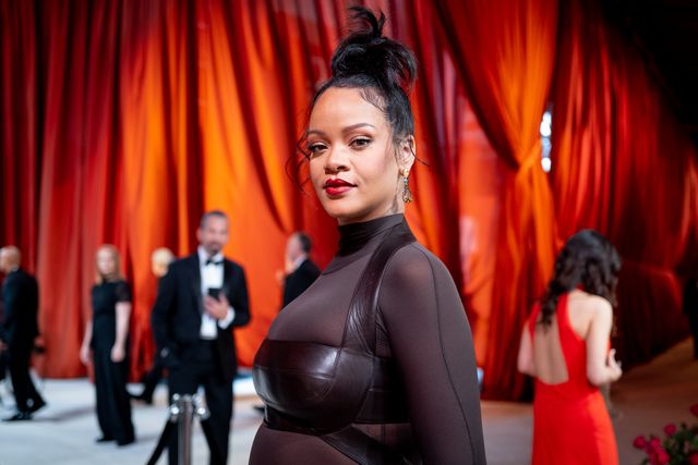 Rihanna apuesta por una falda semi transparente tendencia
