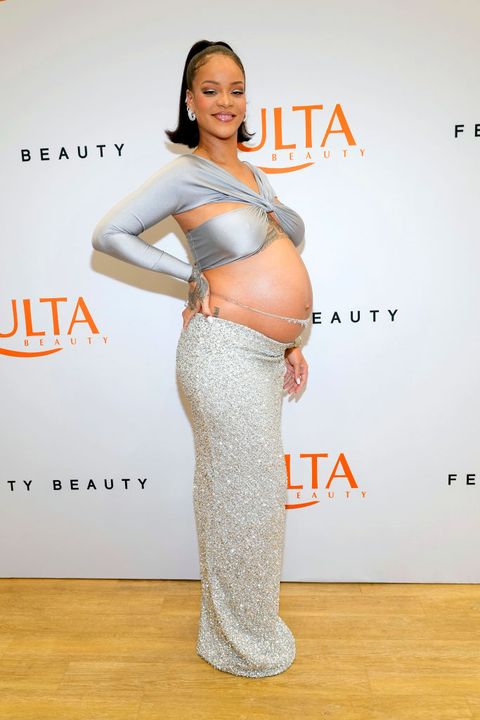 「最時髦孕婦」蕾哈娜懷孕穿搭盤點！「透膚蕾絲、低腰y2k風格」示範無極限的破格孕婦造型