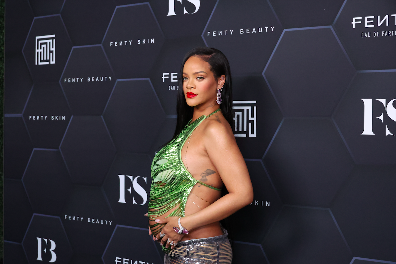 Rihanna reinventa los 'looks' de embarazada y huye del premamá