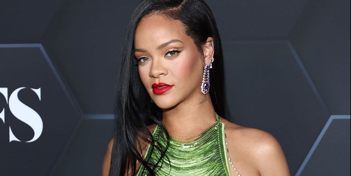 Rihanna presume de embarazo con un top verde de lentejuelas