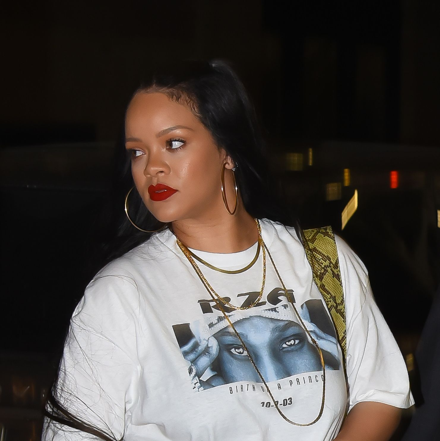Rihanna Stopped to Help Restaurant Staff Clean Up After Girl's Night Out