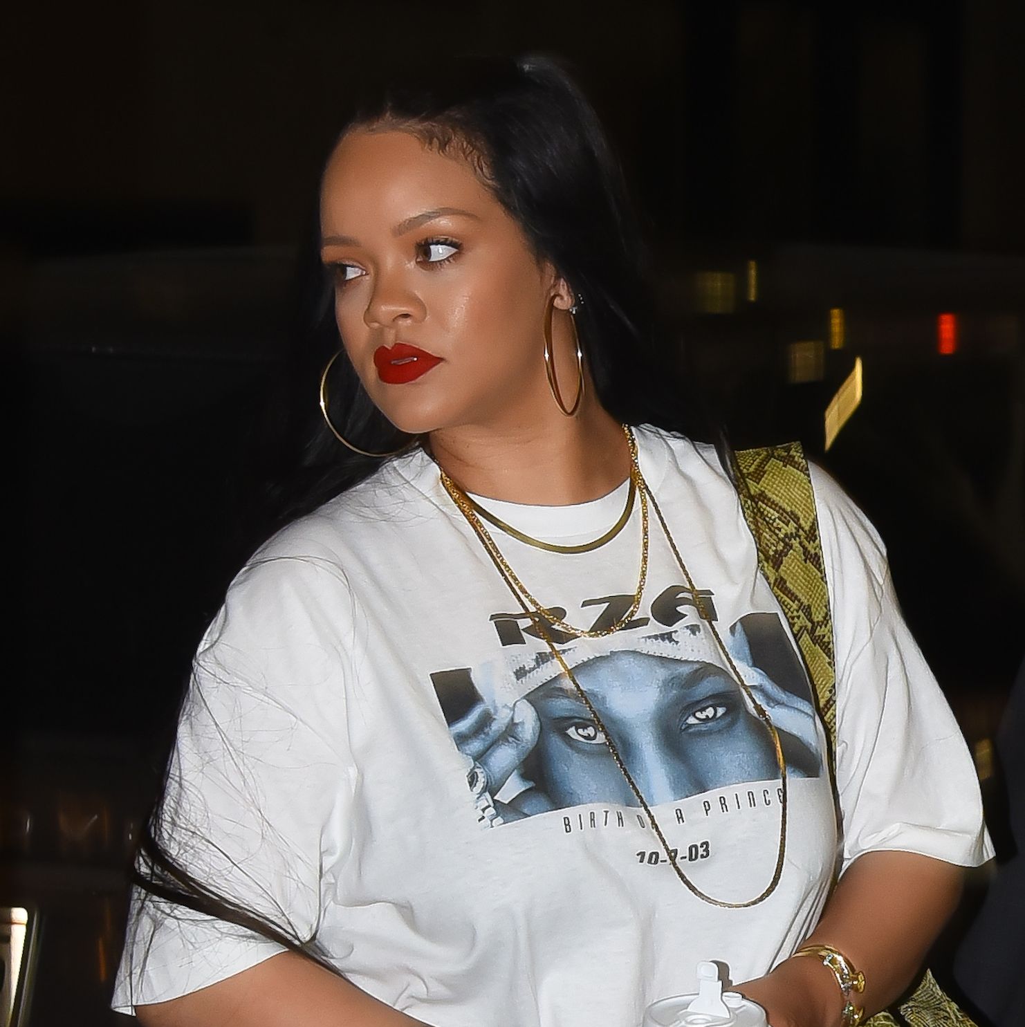 Rihanna Stopped to Help Restaurant Staff Clean Up After Girl's Night Out