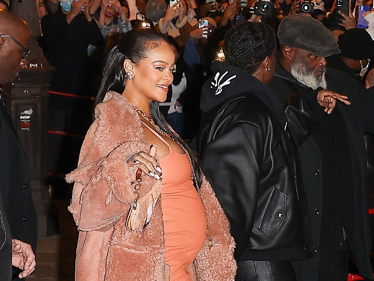 Rihanna arrasa con su look de embarazada con un vestido de piel