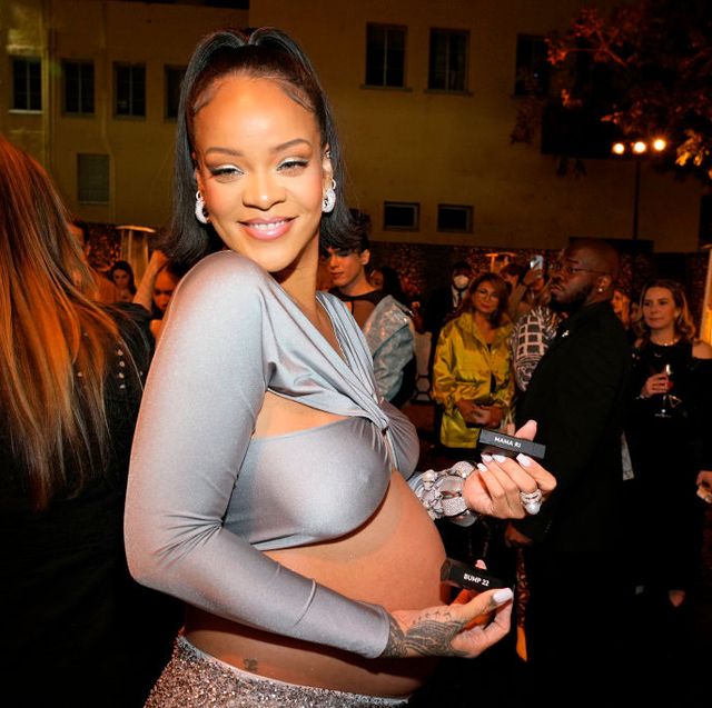 No complicado físicamente núcleo Rihanna embarazada: la mejor inspiración para looks premamá