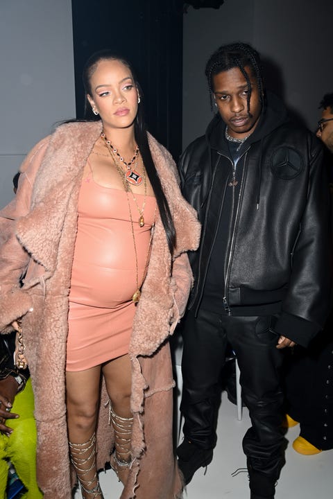 Rihanna e ASAP Rocky no FROW no Off White AW22, fevereiro de 2022 estilo de gravidez de rihanna