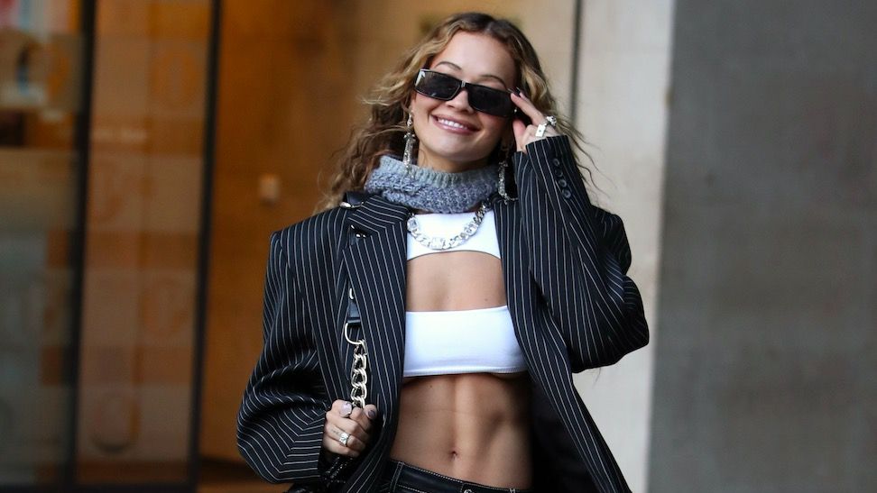 Locura motivo Estudiante Rita Ora presume de abdominales de acero en Londres