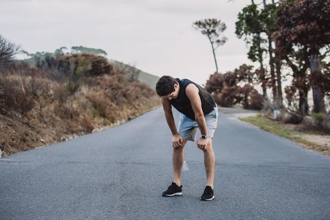 un hombre agotado después de correr afectado quizá por los ritmos circadianos
