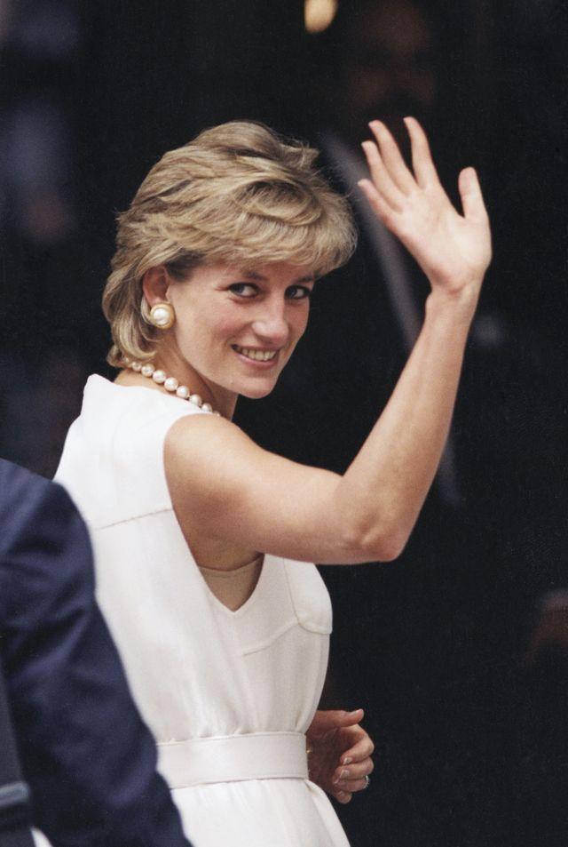 chicago, united states   june 06  not for use on magazine cover in the usa before 15 june 2007 on the last day of her visit to chicago princess diana waves to enthusiastic crowd  photo by tim graham photo library via getty images