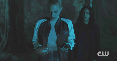 Riverdale 2x05 Making You Hurt Your Mom Veronica And Now Jughead How Are You Gonna Put Him And You Riverdale Cw Bughead Riverdale Archie Comics Riverdale
