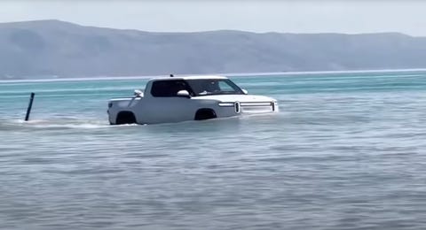 rivian r1t mengendarai perahu ke danau beruang di idaho