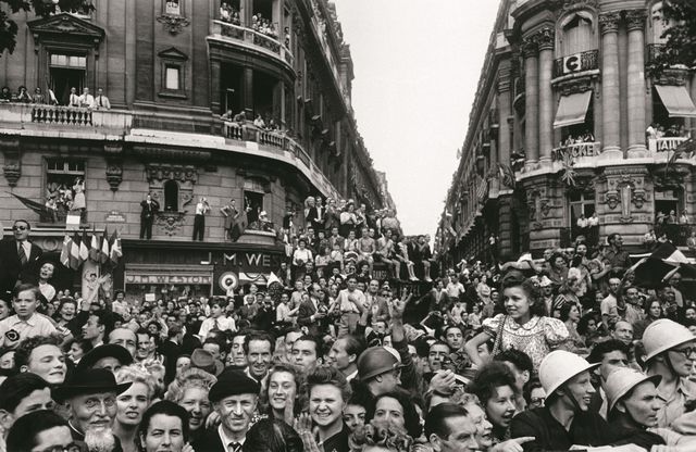 france paris august 25th, 1944 crowds celebrating the liberation of the city images for use only in connection with direct publicity for the exhibition retrospective by robert capa, presented at mudec, milan, italy, from 11 november 2022 to 19 march 2023, starting 2 months before its opening and ending with the closure of the exhibition these images are for one time non exclusive use only and must not be electronically stored in any media asset retrieval database • up to 3 magnum images can be used without licence fees for online or inside print use only please contact magnum to use on any front covers • images must be credited and captioned as outlined by magnum photos • images must not be reproduced online at more than 1000 pixels without permission from magnum photos • images must not be overlaid with text, cropped or altered in any way without permission from magnum photos