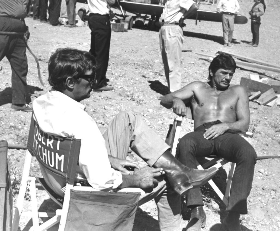 IMAGENES DE CINE Robert-mitchum-and-charles-bronson-during-a-break-from-news-photo-1635510984