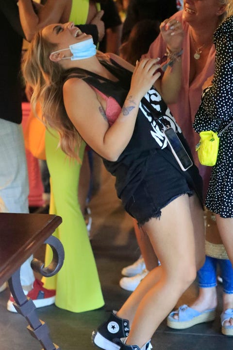 Rocío Flores rocío flores riéndose en una fiesta en madrid 24 julio 2021