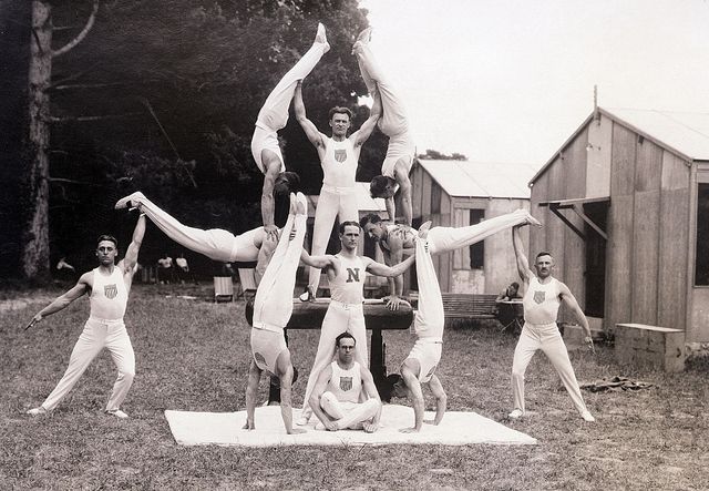 varios gimnastas hacen la pirámide durante los juegos olímpicos de parís 1924