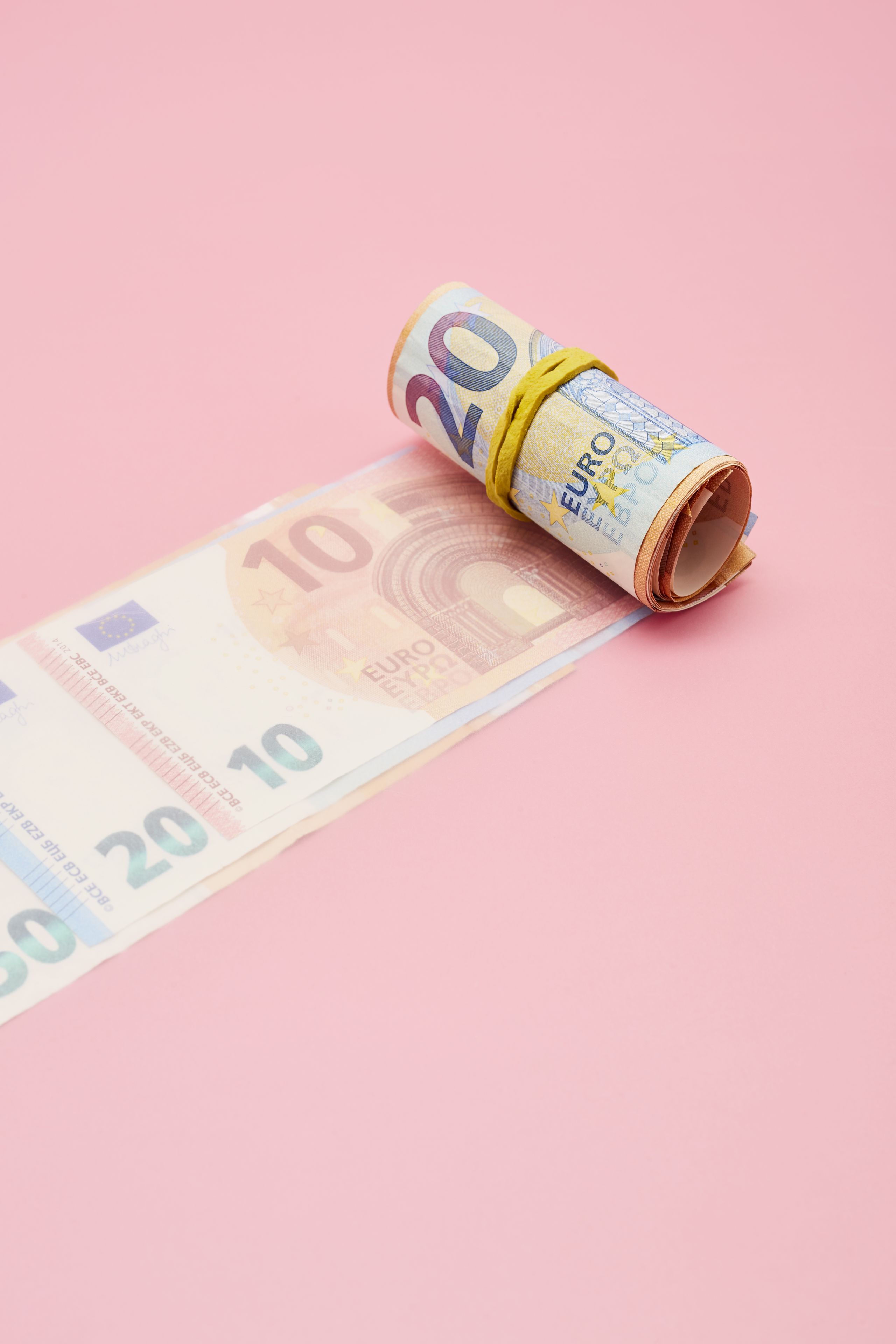 https://hips.hearstapps.com/hmg-prod.s3.amazonaws.com/images/roll-of-euro-banknotes-on-pink-background-royalty-free-image-1575031957.jpg?resize=2560:*
