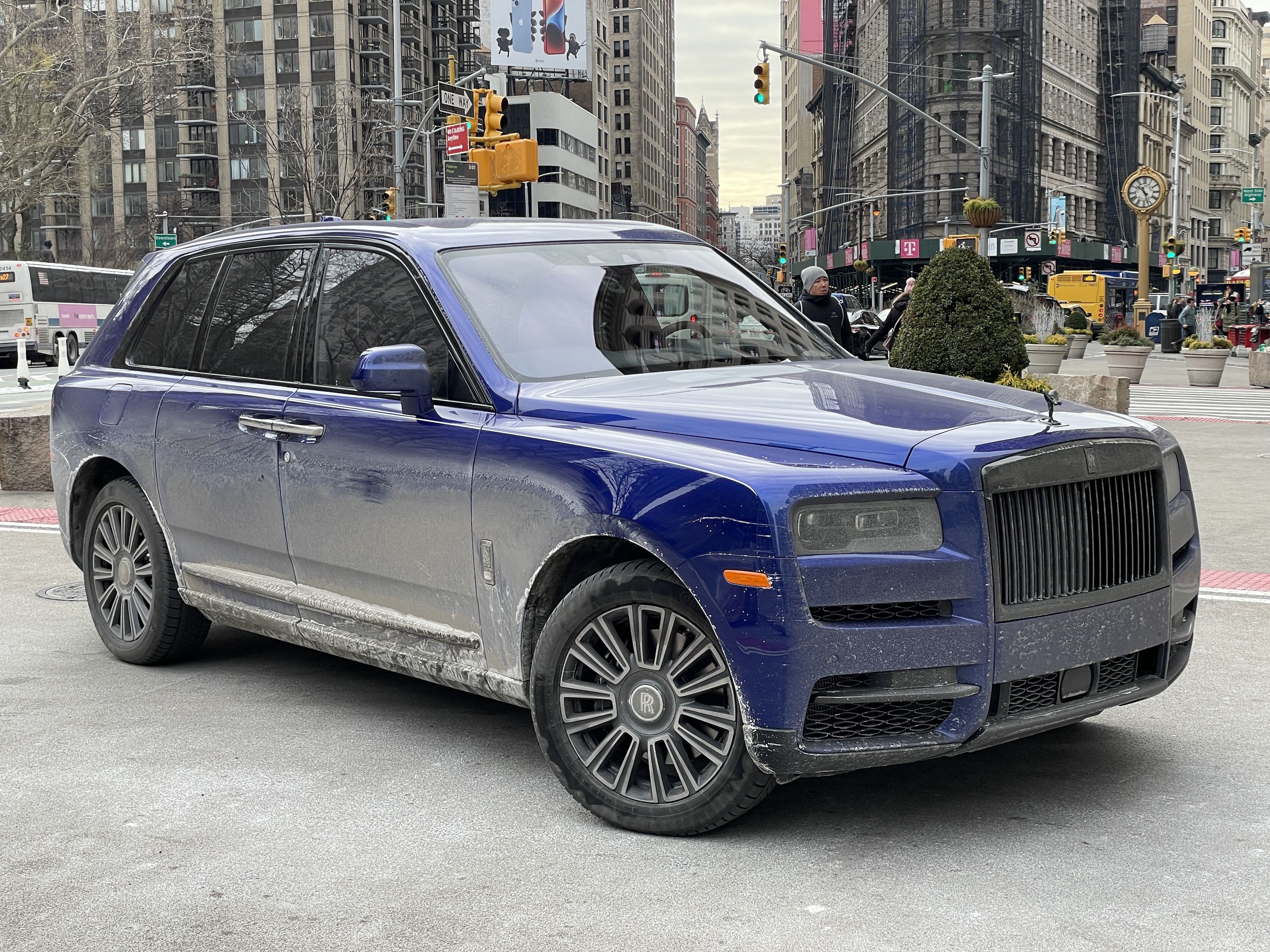 RollsRoyce Cullinan đặc biệt giá gấp 4 lần xe mới Dài hơn chống đạn và  thuốc nổ  Tuổi Trẻ Online