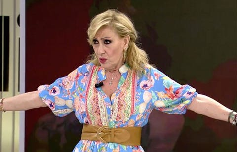 rosa benito plato brazos abiertos rosa benito en un plato de television con los brazos abiertos y un vestido con cinturon