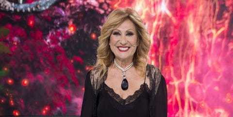 rosa benito posa en plato rosa benito posa en plato de pie sonriendo con el fondo de supervivientes