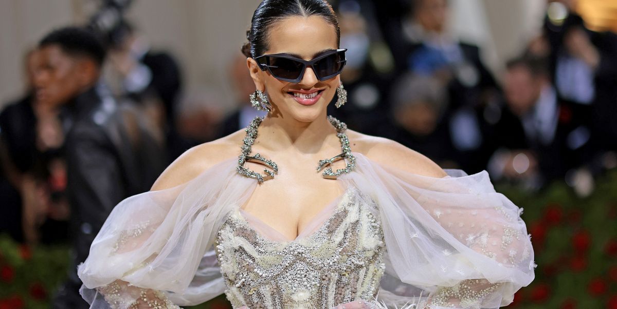 El actual recuperar Humanista Rosalía: Givenchy y gafas a lo 'Desayuno con diamantes' en el MET