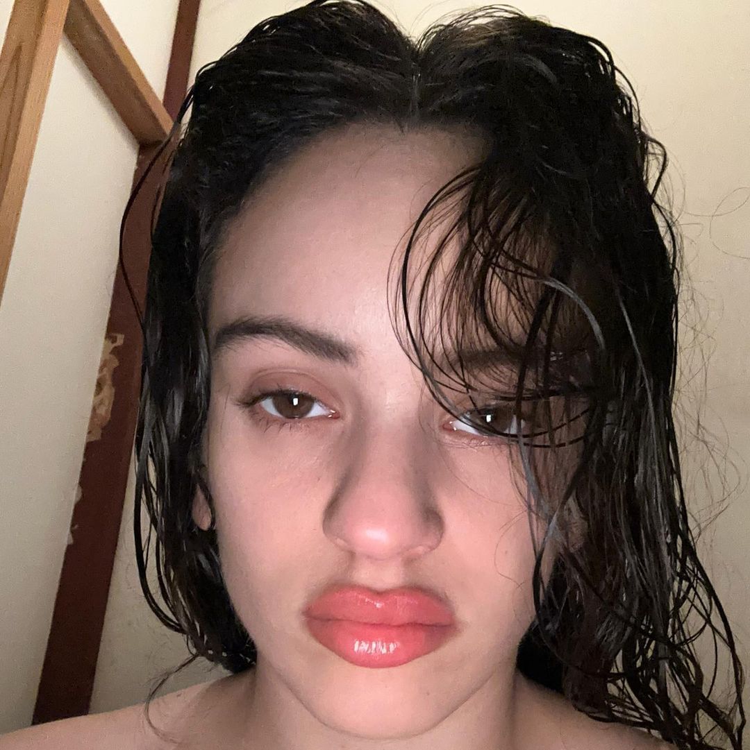Rosalía enseña su piel al natural sin maquillaje en Instagram