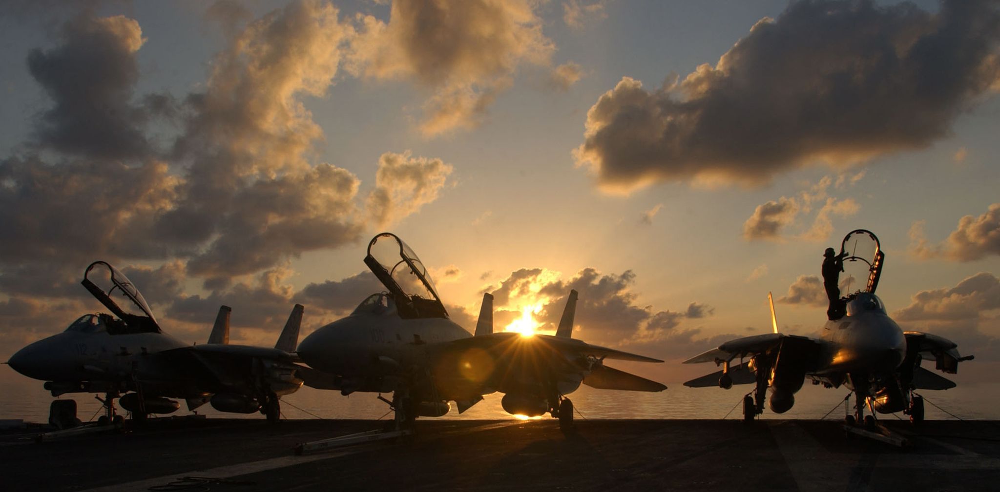 row-of-f-14-tomcats-assigned-to-the-diamondbacks-of-fighter-news-photo-901923-1556856547.jpg