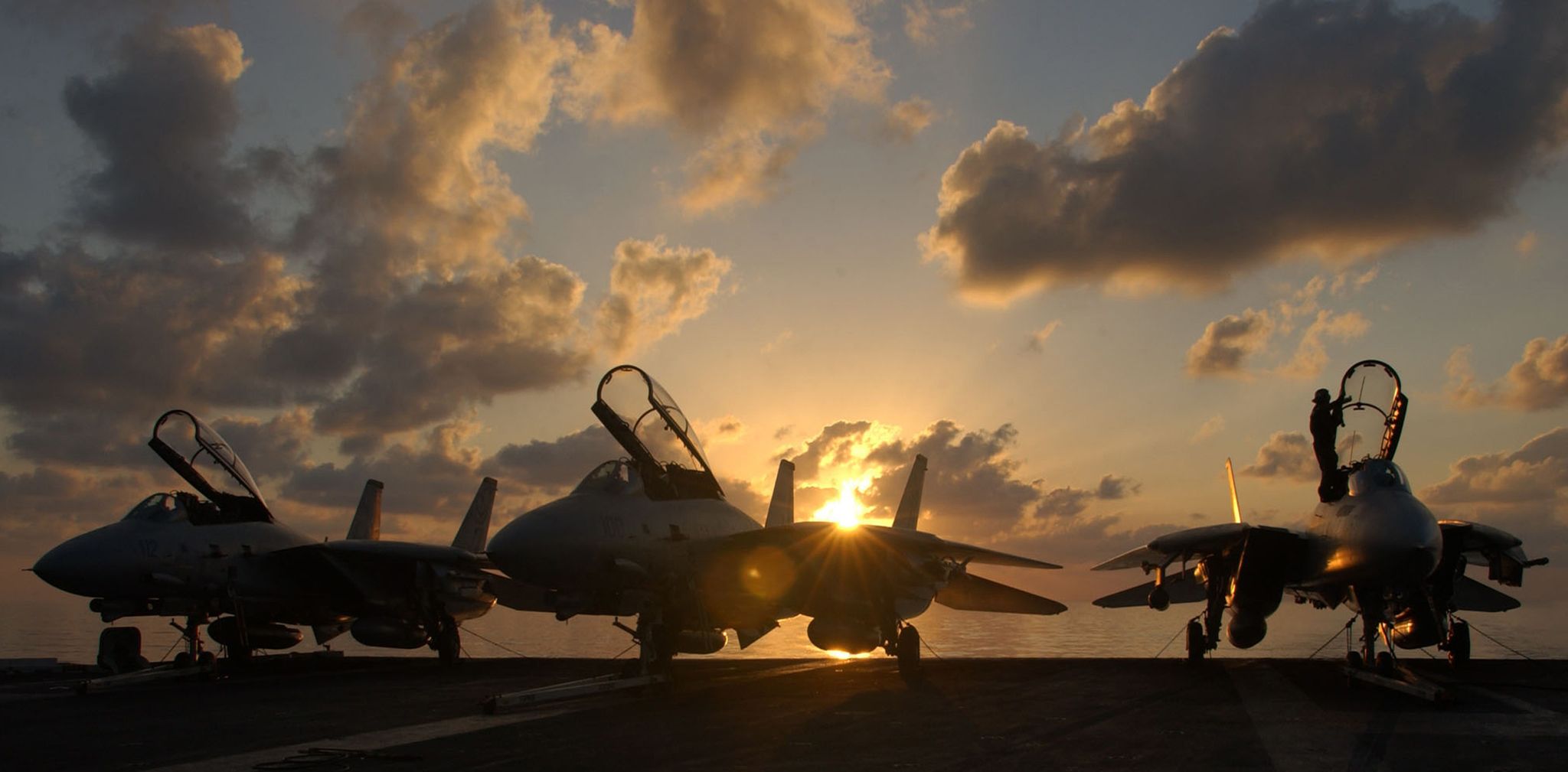 row-of-f-14-tomcats-assigned-to-the-diamondbacks-of-fighter-news-photo-901923-1556856547.jpg