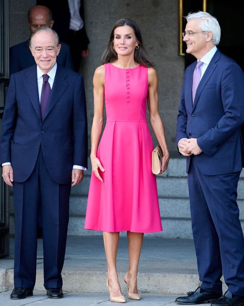 koningin letizia van spanje in roze jurk tijdens bezoek the royal theatre