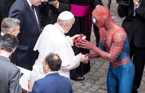 EL PAPA FRANCISCO SALUDA A SPIDERMAN TRAS UNA AUDIENCIA EN ROMA rome, june 23rd, 2021 pope francis, at the end of the general audience, meets mattia villardita a young volunteer who visits and plays with ill children in hospitals, dressed in a spiderman costume,