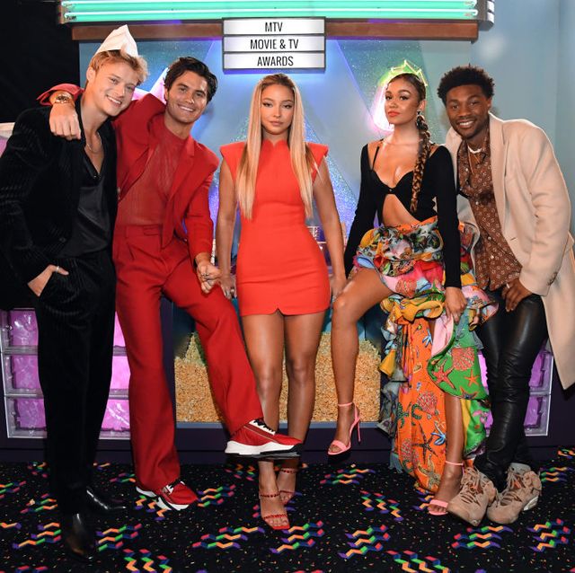 the cast of outer banks at the 2021 mtv movie and tv awards