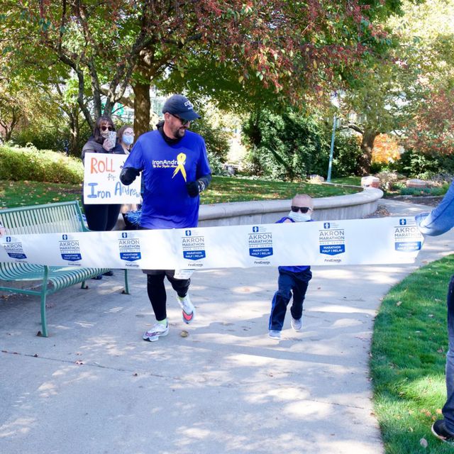 el runner que ha corrido una maratón alrededor de un hospital junto a su hijo con cáncer